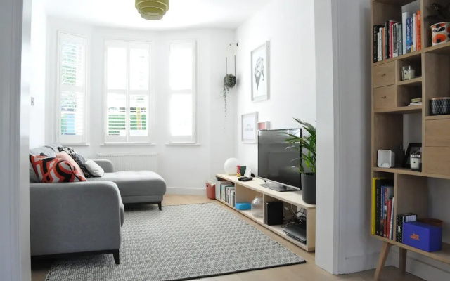 Fantastic 2 Bedroom 2 Storey House in Tooting