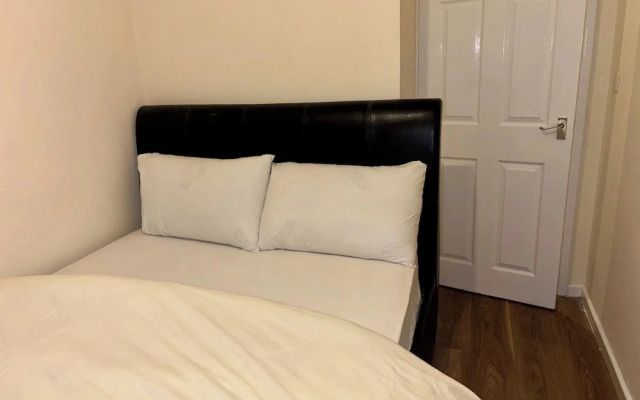 Larches Lane Retreat - Sleeps 5 - Wolverhampton