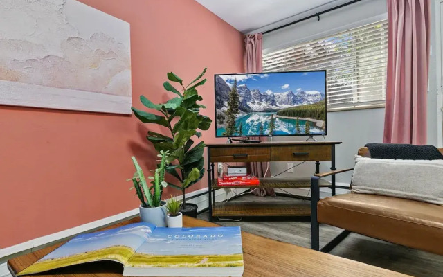 The Coral Suite, Stylish Stay in Old Town FoCo