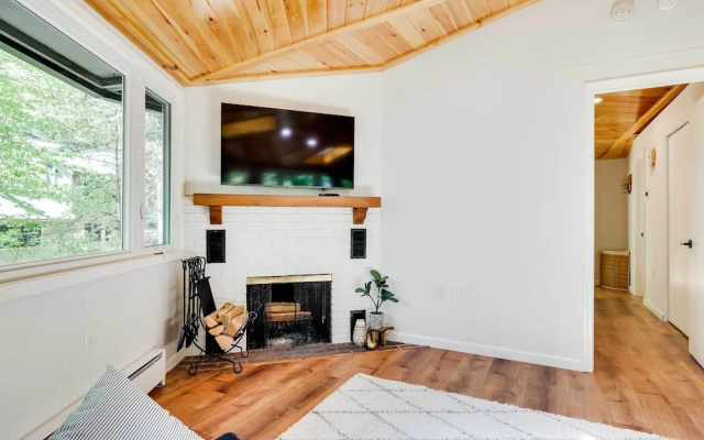 Private Deck & Grill: Pocono Pines Retreat!