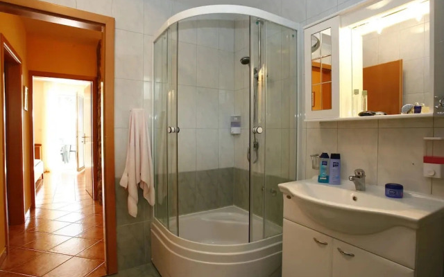Well-Kept Apartment with AC Just 12km From Sibenik
