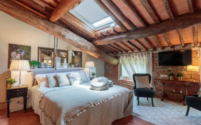 Villa Hugo in Lucca With 5 Bedrooms and 6 Bathrooms