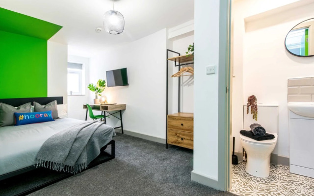 OnPoint - Large 6 Bed House With Parking