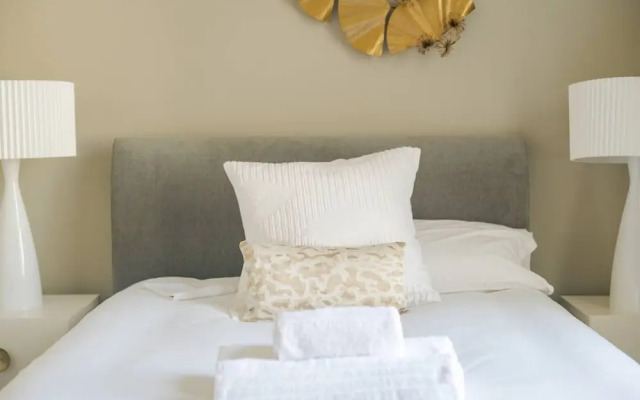 Incredible Hyde Park Apartment PS5
