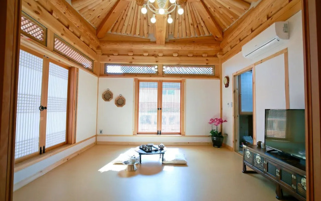 Wiyeonjae Hanok Stay