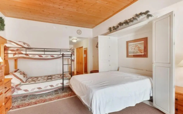 Studio Colorado Vacation Rental Located near River Run Village with Hot Tub and Pool Access