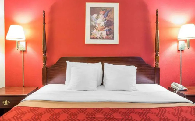 Econo Lodge Inn & Suites Canton