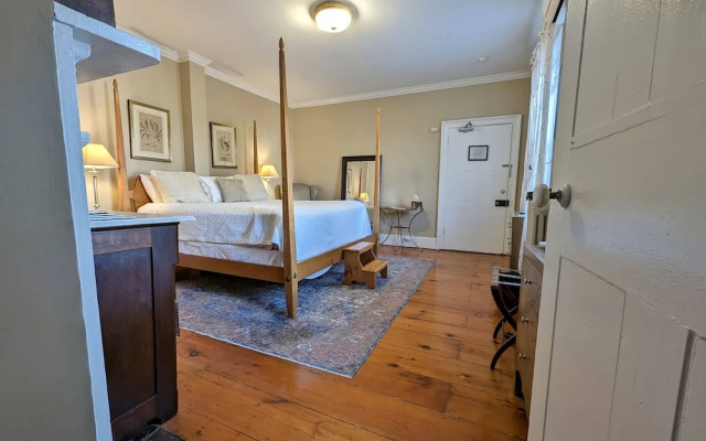 Cromwell Manor Inn