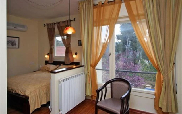 Safed Inn