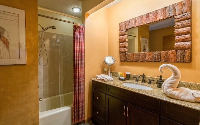 Cedar Lower Luxury Vacation At Windcliff 2 Bedroom Home by RedAwning