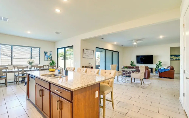 Modern Glendale Getaway ~ 3 Mi To Stadium!