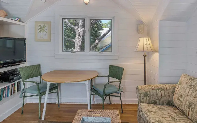 Located in Seaside - Sleeps 4
