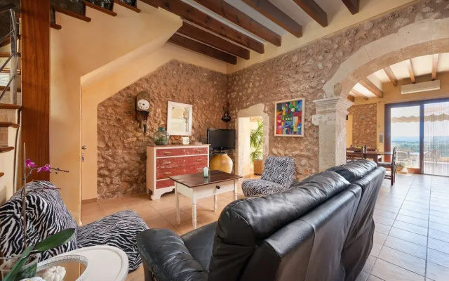 Villa in Buger With Pool & Mountain Views