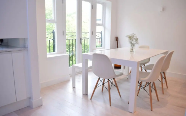 Stylish 2 Bedroom Apartment in Queen's Park