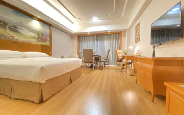 Vienna International Hotel (Xinyang Municipal Government Railway Station)