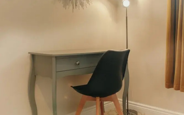 Chic & Cheerful 1bedroom in Historic Building