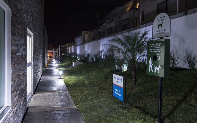 Отель Candlewood Suites Queretaro Juriquilla вид на фасад