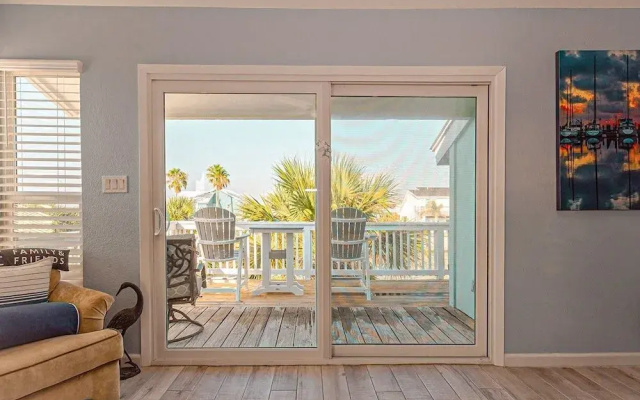 Kontiki Bayfront by Miss Kitty’s