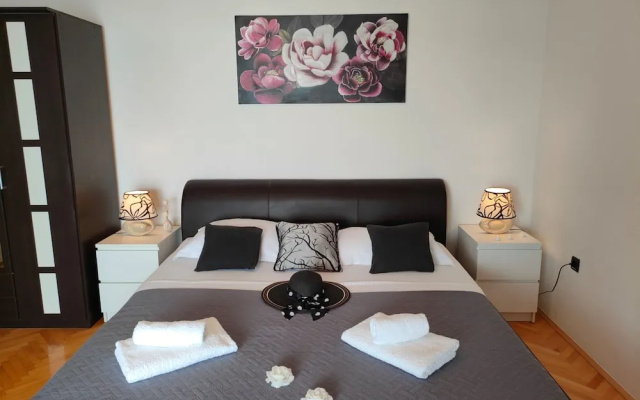 A6 Beachfront apt With big Terrace and sea View