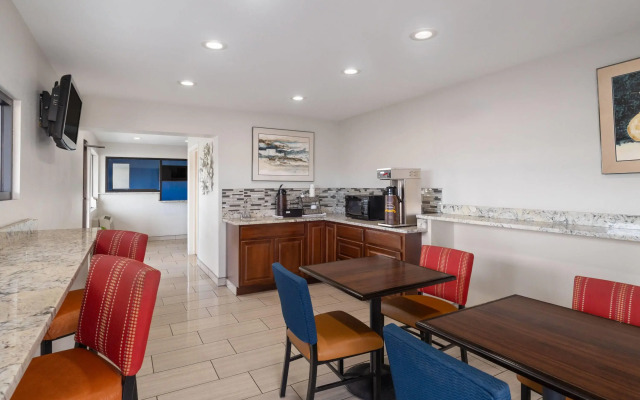 Travelodge by Wyndham Albuquerque West