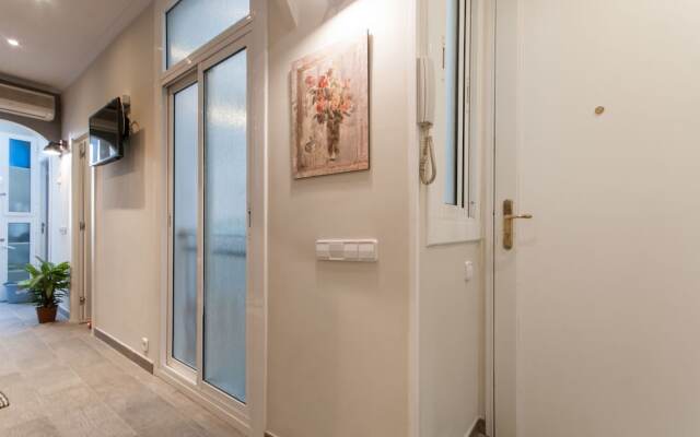 Отель Lovely and Central 4 BR Apartment Испания, Барселона - отзывы, цены и фото номеров - забронировать отель Lovely and Central 4 BR Apartment онлайн вид на фасад