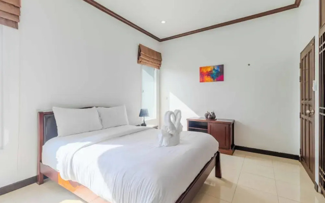2BR with Pool Near Beaches V267
