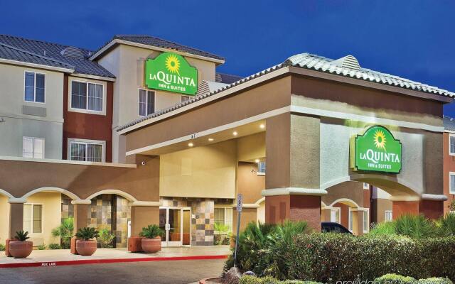 Отель La Quinta Inn & Suites by Wyndham Las Vegas Red Rock США, Лас-Вегас - отзывы, цены и фото номеров - забронировать отель La Quinta Inn & Suites by Wyndham Las Vegas Red Rock онлайн вид на фасад