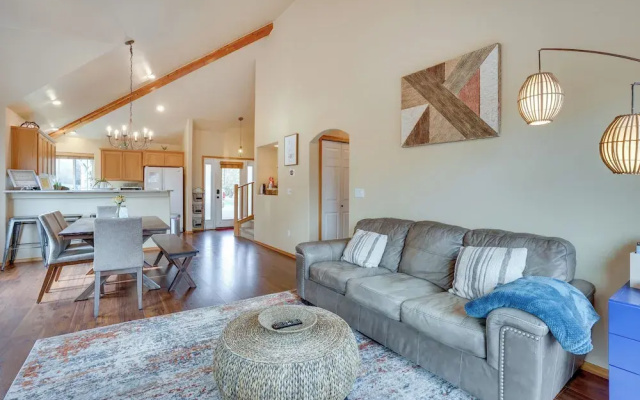Pet-friendly Townhome w/ Hot Tub in Redmond!