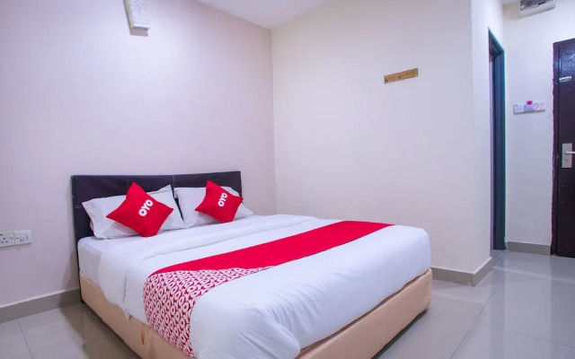 OYO 44010 Royals Star Hotel