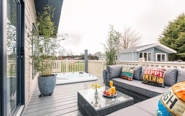 Primrose Lodge with Hot Tub