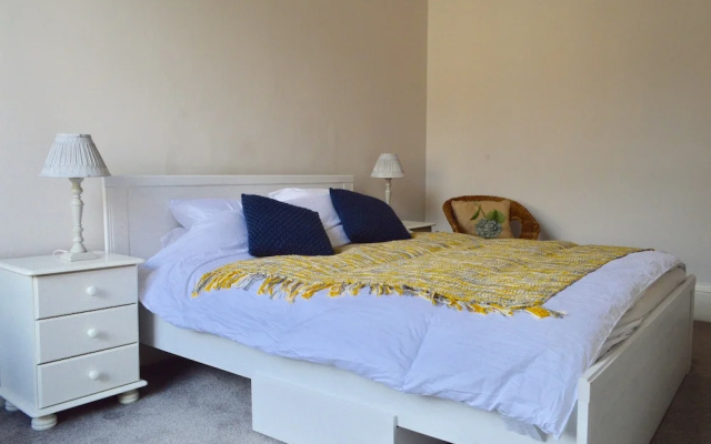 Spacious 3 Bedroom West End Flat