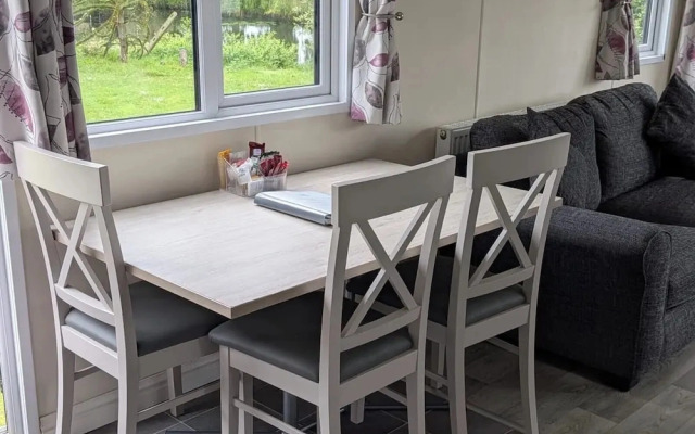 Static Caravan 2 Bed Sleeps 6 Overlooking Water