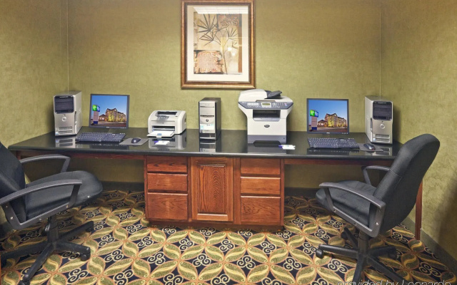 Holiday Inn Express & Suites Shawnee by IHG