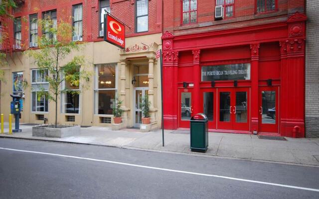 Отель Econo Lodge Times Square США, Нью-Йорк - 1 отзыв об отеле, цены и фото номеров - забронировать отель Econo Lodge Times Square онлайн вид на фасад