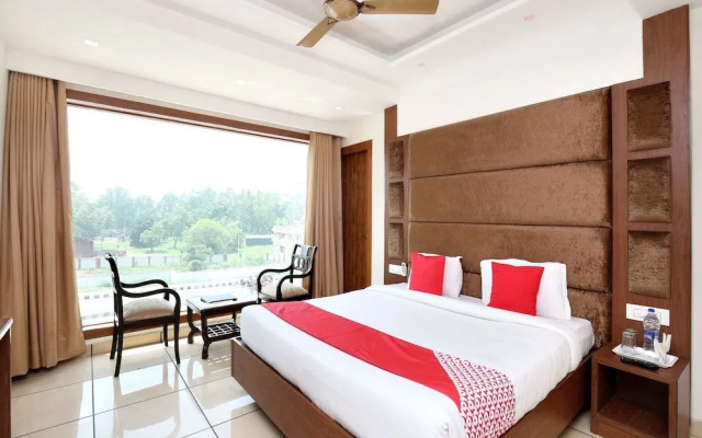 OYO 17081 Hotel Signia