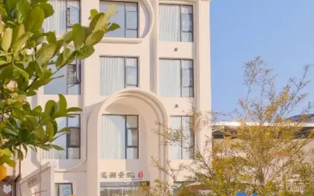 Ceramics-Themed Family Hotel (Taoxichuan) - Terraced Courtyard & Designer Gardens