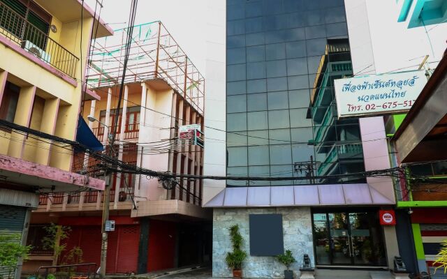 Отель Nida Rooms Yanawa Sathorn City Walk Бангкок вид на фасад