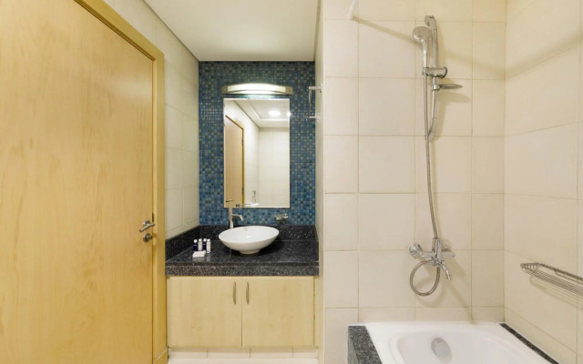 Maison Privee - Stylish Apt with Large Patio close to the Beach