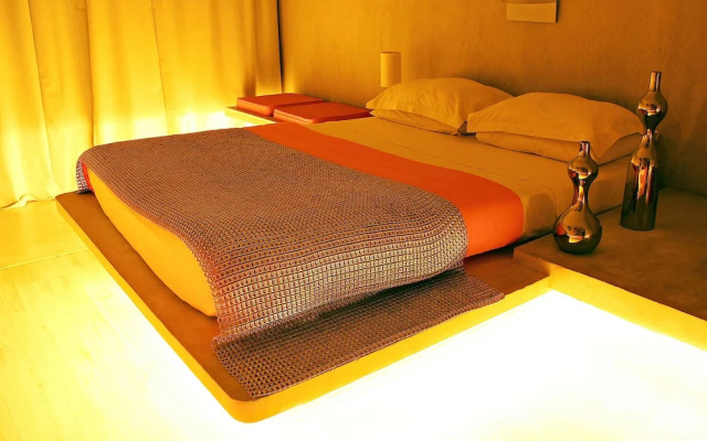 Cocoon Hotel & Lounge