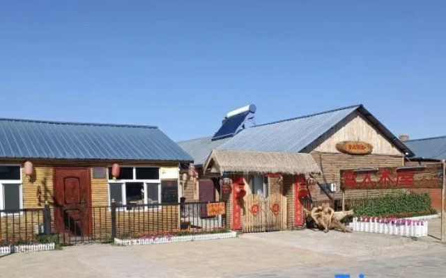 Arctic Village Snowman Chalet
