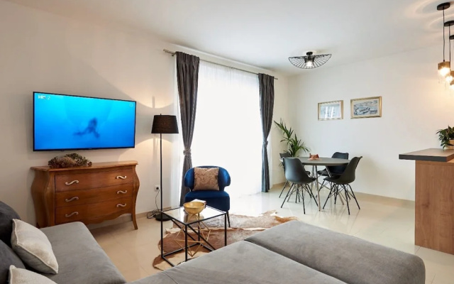Enticing Holiday Home in Trogir near Sea Beach