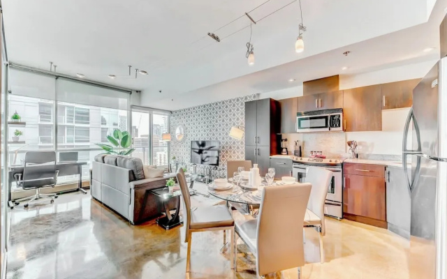 Stylish 2BR Condo Near Stampede Urban Retreat