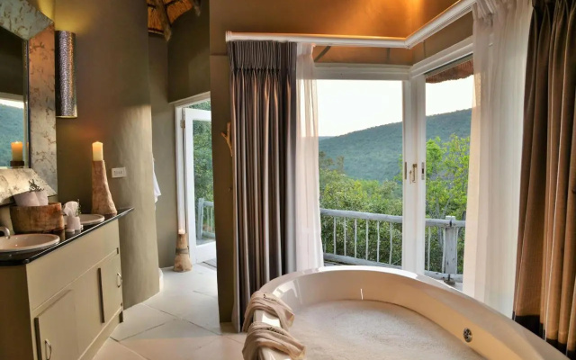 Clifftop Exclusive Safari Hideaway