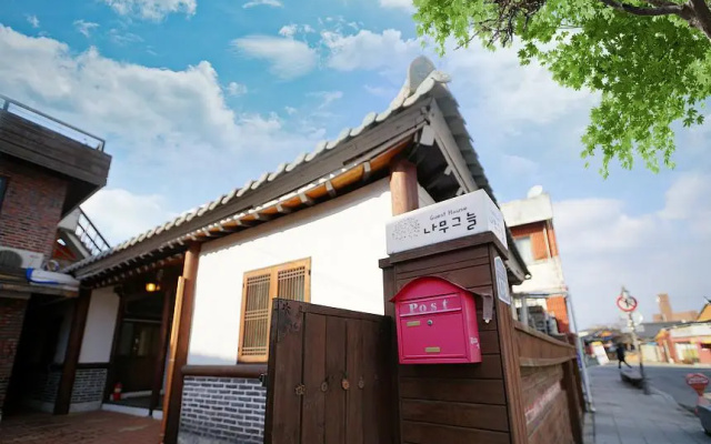 Jeonju Namugeuneul and Geunsoonae Chogajip
