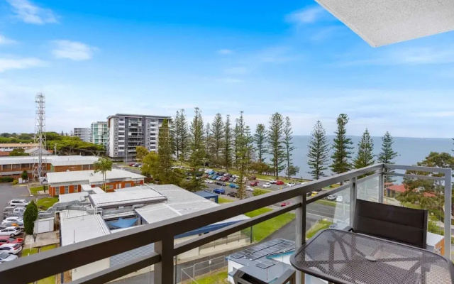Feel The Sea Breeze: 1-bed With Pool, Gym & Views
