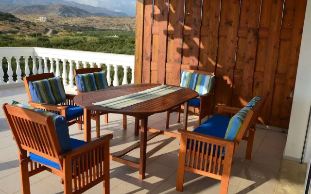 Villa in Makry Gialos Near Sandy Beach