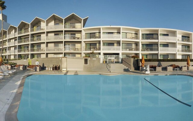 Отель Dream Inn Santa Cruz вид на фасад