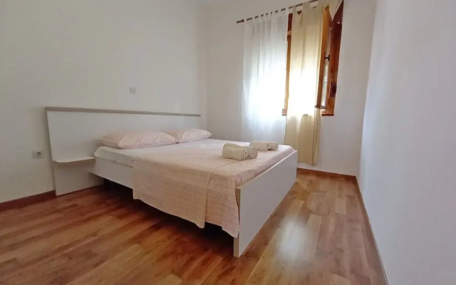 Detached House at Country Side, Fenced Private Garden Ideal for 2 Fam, Wifi