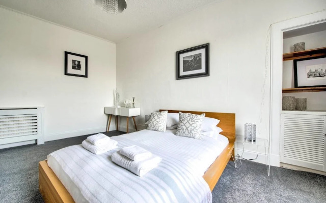 Modern 2BR Home on the Royal Mile!