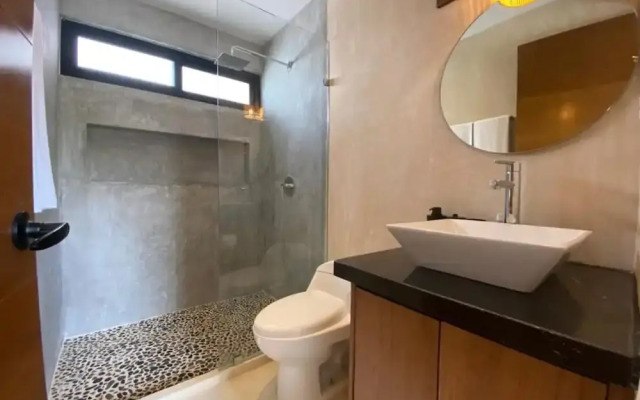 Deluxe Studio Direct Exit to the Pool